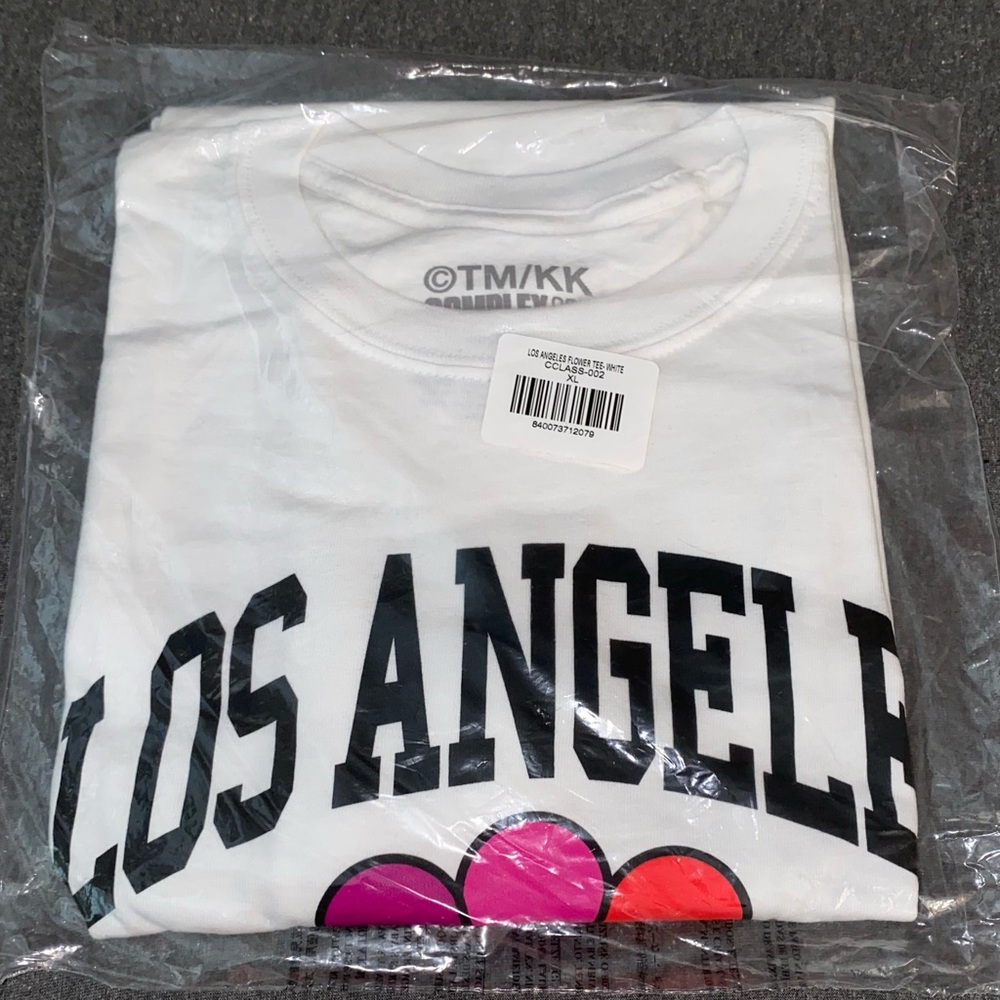 *NWT* Takashi Murakami X ComplexCon LA Flower Tee